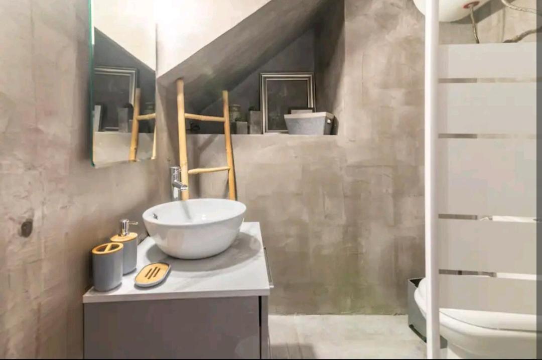Stunning Near Center Of Apartment *