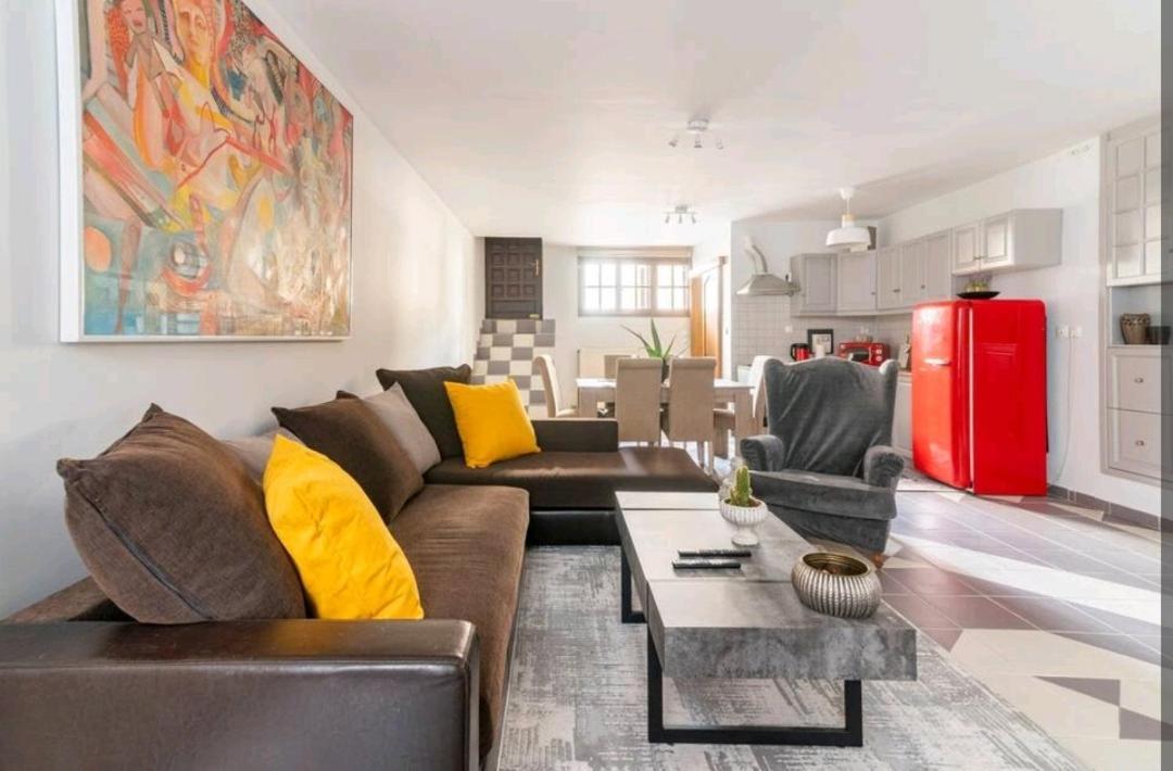 Apartment Stunning Near Center Of